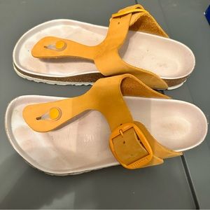 Birkenstock Gizeh Nubuck Leather in Apricot size 37